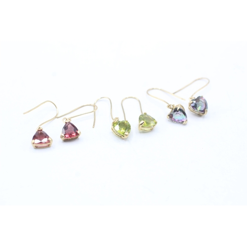 215 - 3x 9ct gold peridot, garnet & mystic topaz drop earrings (2.1g)