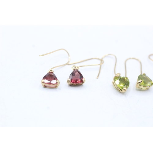 215 - 3x 9ct gold peridot, garnet & mystic topaz drop earrings (2.1g)