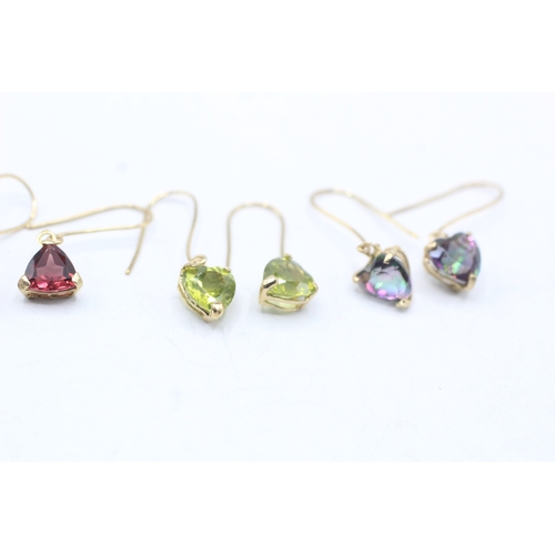 215 - 3x 9ct gold peridot, garnet & mystic topaz drop earrings (2.1g)