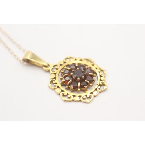 219 - 9ct gold garnet cluster pendant necklace (2.5g)