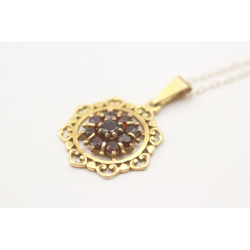 219 - 9ct gold garnet cluster pendant necklace (2.5g)