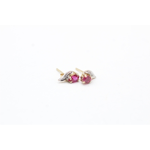 225 - 2 x 9ct gold emerald, ruby and diamond stud earrings (2.1g)