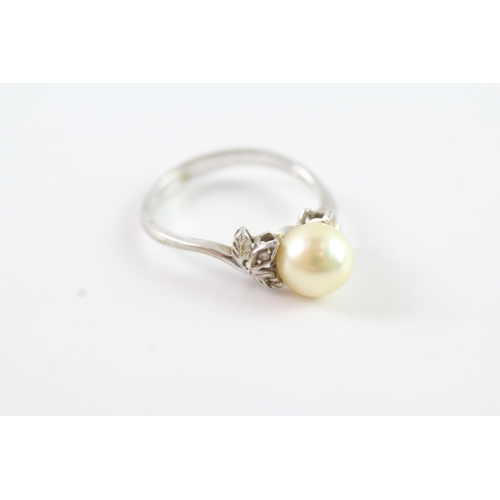 231 - 18ct white gold cultured pearl and diamond ring (2.9g) Size N