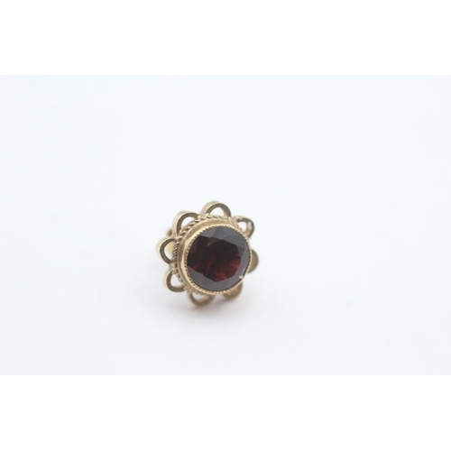 236 - 9ct gold garnet stud earrings (2.4g)