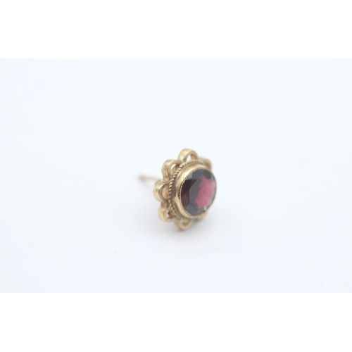 236 - 9ct gold garnet stud earrings (2.4g)