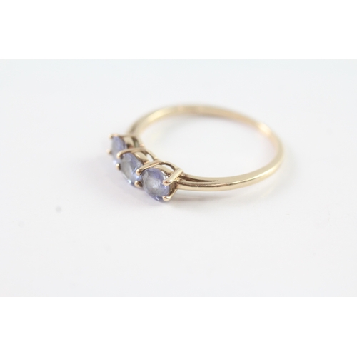 241 - 9ct gold tanzanite trilogy ring (1.8g) Size S