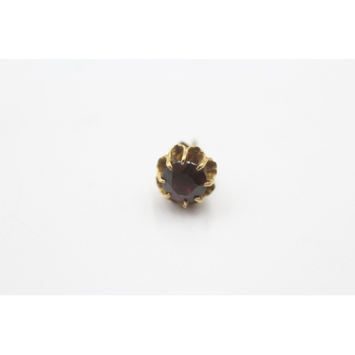 249 - 9ct gold garnet stud earrings (1.9g)