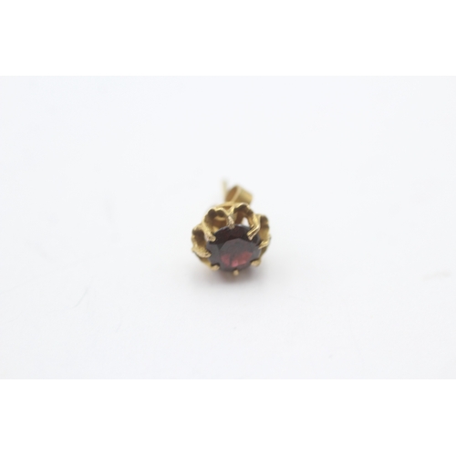 249 - 9ct gold garnet stud earrings (1.9g)