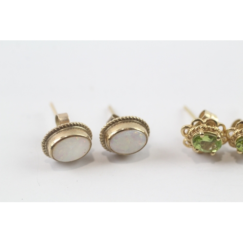 33 - 2 x 9ct gold opal and peridot stud earrings (3.1g)