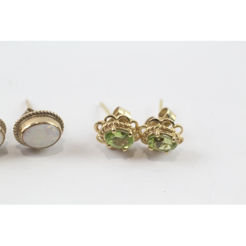 33 - 2 x 9ct gold opal and peridot stud earrings (3.1g)