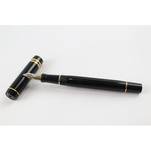 455 - Parker Centennial Duofold Black Lacquer Fountain Pen w/ 18ct Gold Nib WRITING