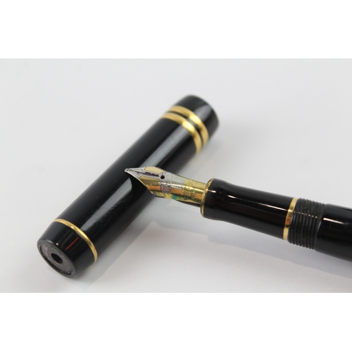 455 - Parker Centennial Duofold Black Lacquer Fountain Pen w/ 18ct Gold Nib WRITING