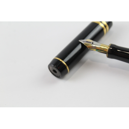 455 - Parker Centennial Duofold Black Lacquer Fountain Pen w/ 18ct Gold Nib WRITING