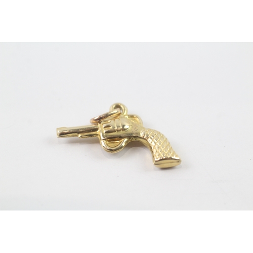 51 - 9ct gold revolver gun charm (1g)