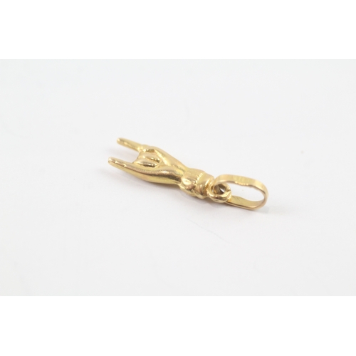 6 - 18ct gold 'rock on' hand symbol charm (0.8g)