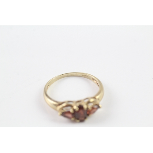 60 - 9ct gold three stone garnet set ring Size Q 1/2