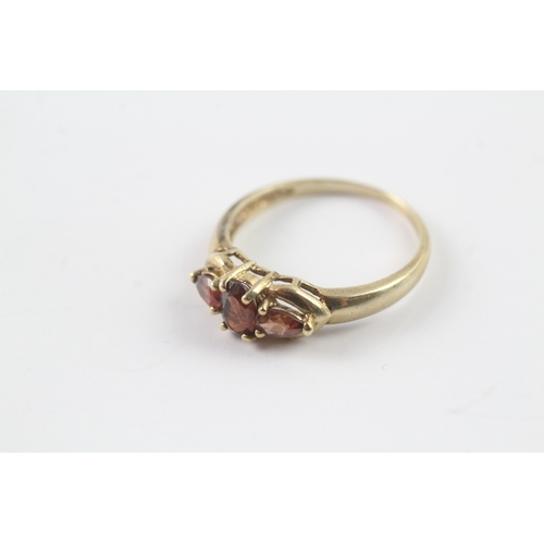 60 - 9ct gold three stone garnet set ring Size Q 1/2