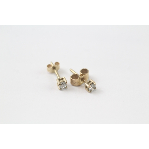 65 - 2 x 9ct gold diamond stud earrings (1.1g)