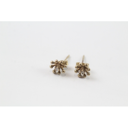 65 - 2 x 9ct gold diamond stud earrings (1.1g)