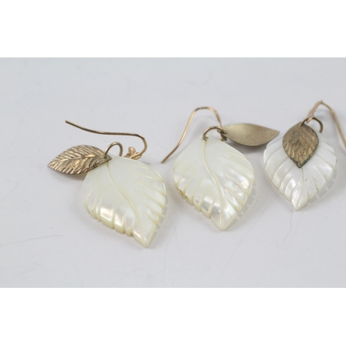 66 - 2x 9ct gold mother of pearl foliate drop earrings (3.2g)