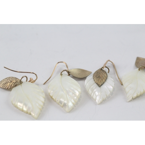 66 - 2x 9ct gold mother of pearl foliate drop earrings (3.2g)