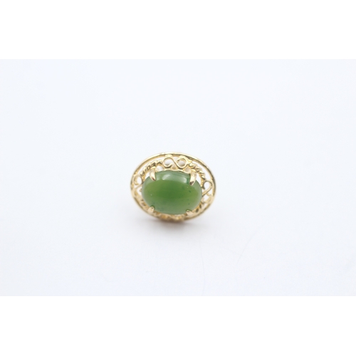 77 - 9ct gold and nephrite stud earrings (1.6g)