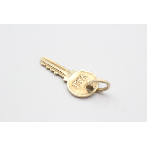 99 - 9ct gold yale key charm (1.3g)