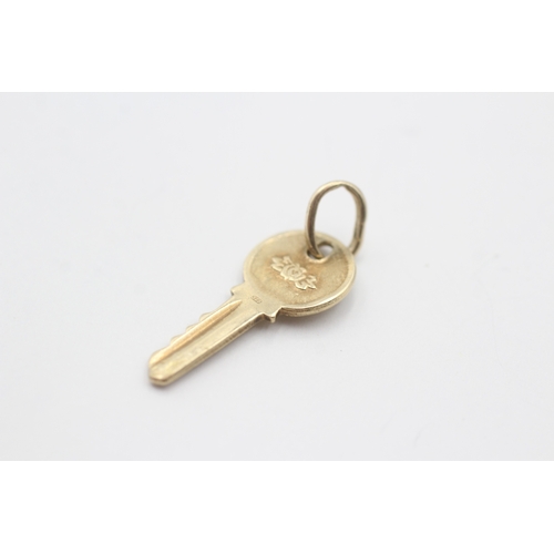 99 - 9ct gold yale key charm (1.3g)