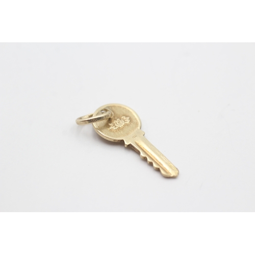 99 - 9ct gold yale key charm (1.3g)