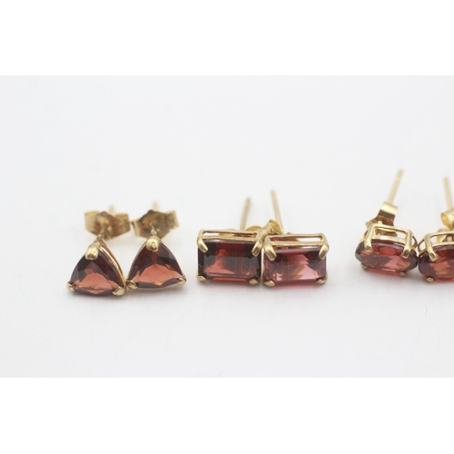 113 - 4x 9ct gold garnet stud earrings (3.3g)