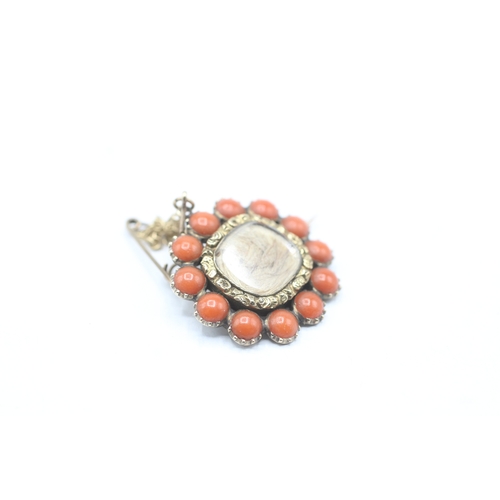 117 - 12ct gold coral and hair mourning brooch (4.6g)