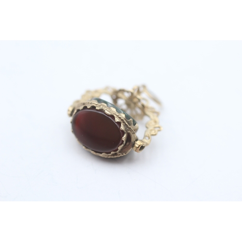 121 - 9ct gold vintage bloodstone, carnelian & black onyx spinning fob (4.6g)