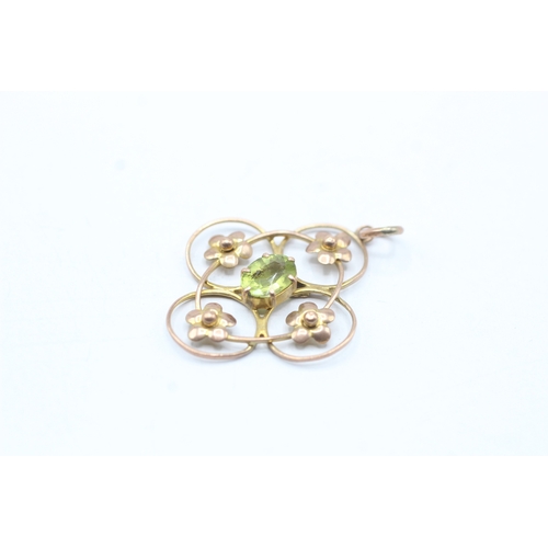 126 - 9ct gold peridot floral pendant (1.4g)