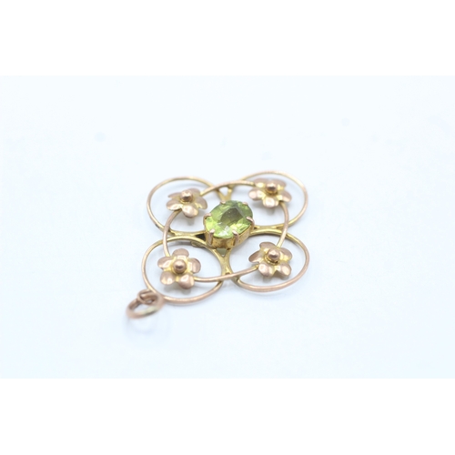 126 - 9ct gold peridot floral pendant (1.4g)