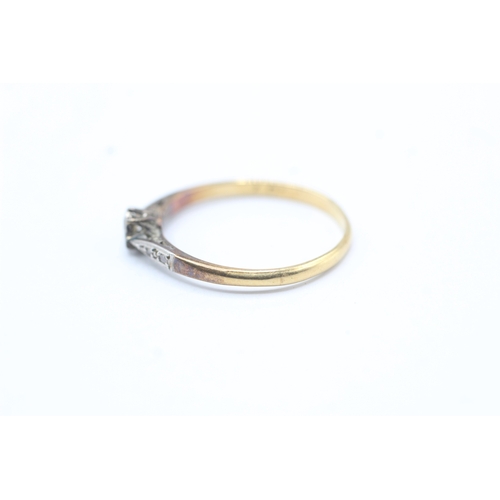 129 - 18ct gold and diamond set ring (1.9g) Size Q