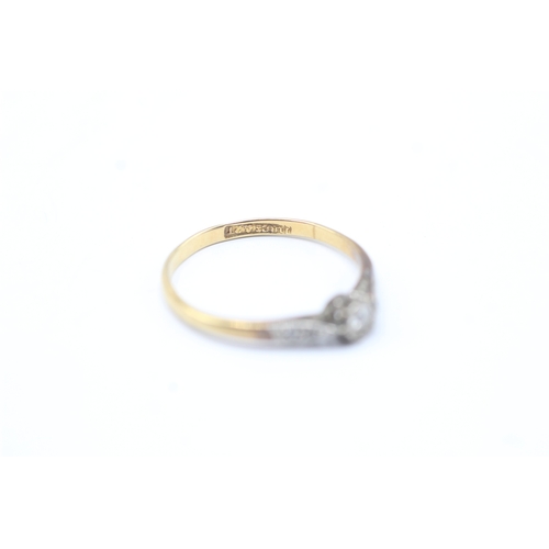 129 - 18ct gold and diamond set ring (1.9g) Size Q