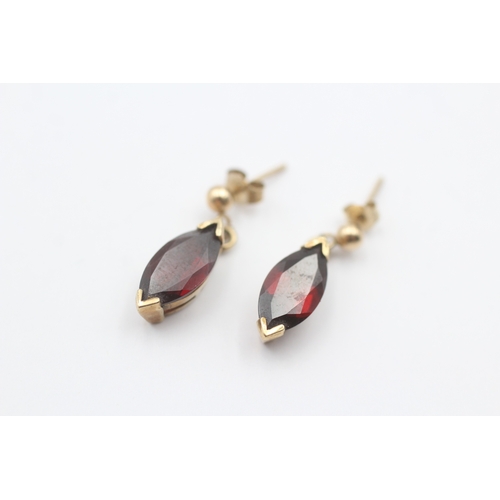 13 - 9ct gold garnet drop stud earrings (2.4g)