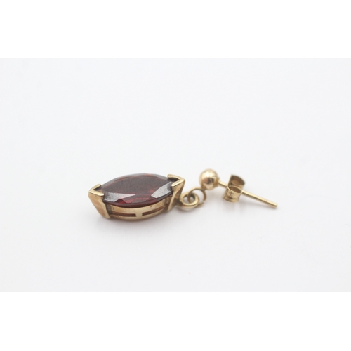 13 - 9ct gold garnet drop stud earrings (2.4g)