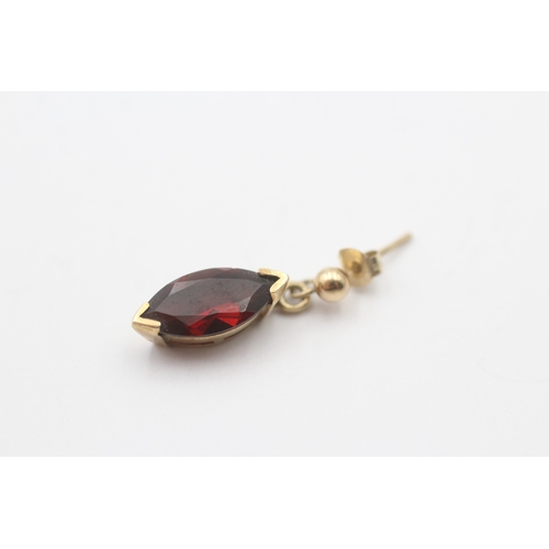 13 - 9ct gold garnet drop stud earrings (2.4g)