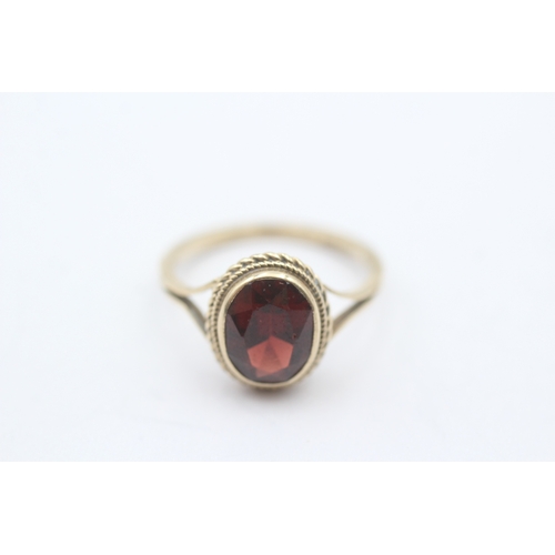 134 - 9ct gold vintage garnet dress ring (2.3g) Size N