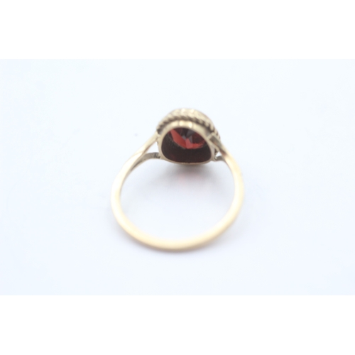 134 - 9ct gold vintage garnet dress ring (2.3g) Size N