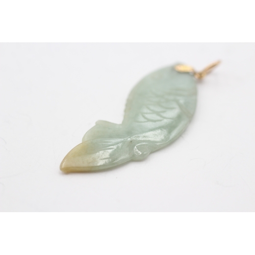 140 - 9ct gold carved jade charm (4.8g)