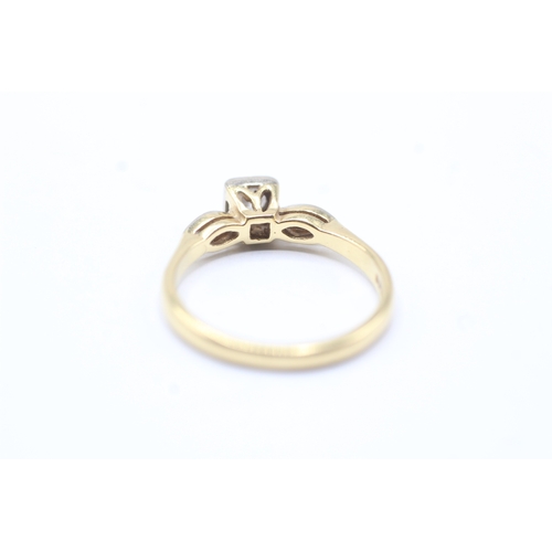 143 - 18ct gold diamond trilogy ring (2.7g) Size K 1/2