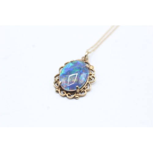 150 - 9ct gold opal triplet pendant on chain (2.2g)