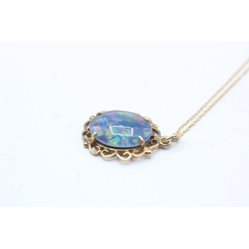 150 - 9ct gold opal triplet pendant on chain (2.2g)