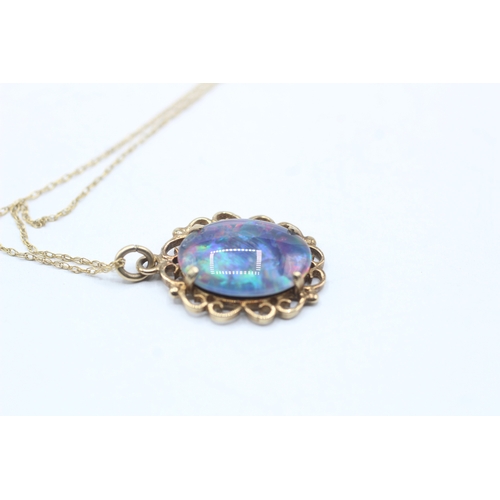 150 - 9ct gold opal triplet pendant on chain (2.2g)