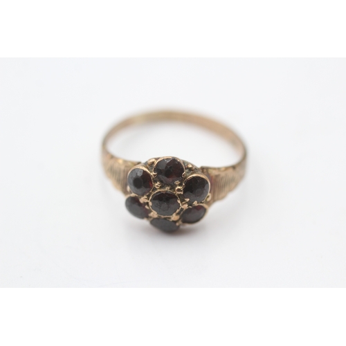 153 - 9ct gold vintage garnet cluster ring (2.3g) Size S