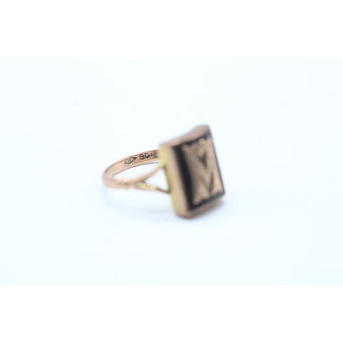 160 - 9ct gold onyx 'm' initial ring (2.5g) Size N