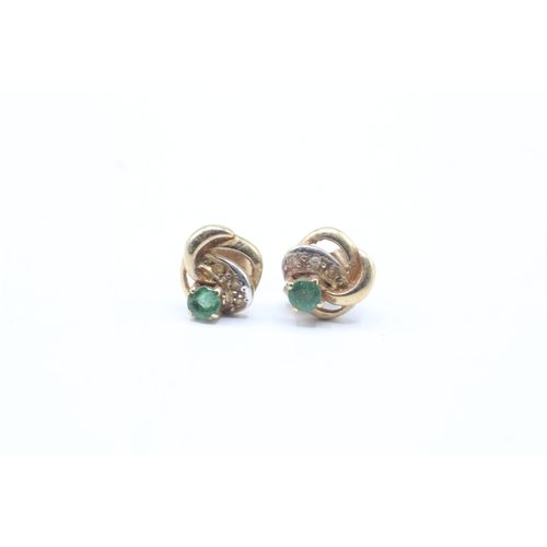 185 - 9ct gold emerald stud earrings (1g)