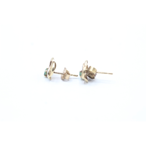 185 - 9ct gold emerald stud earrings (1g)